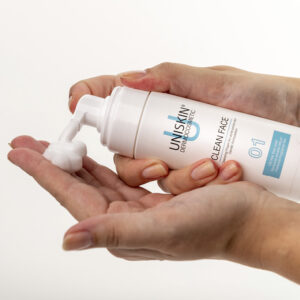 Uniskin Clean Face 01 mod acne – cleanser i hånd.